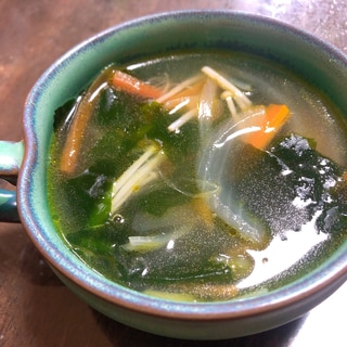 大根の茹で汁活用！野菜とワカメのスープ